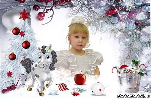 Новогоднее яблочко на снегу
